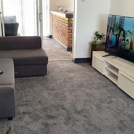 קידלינגטון Green Haven Villa - 4Br Spacious House With Hot Tub, Ample Parking, Air Condition, Wifi, Netflix, Patio & Garden מראה חיצוני תמונה
