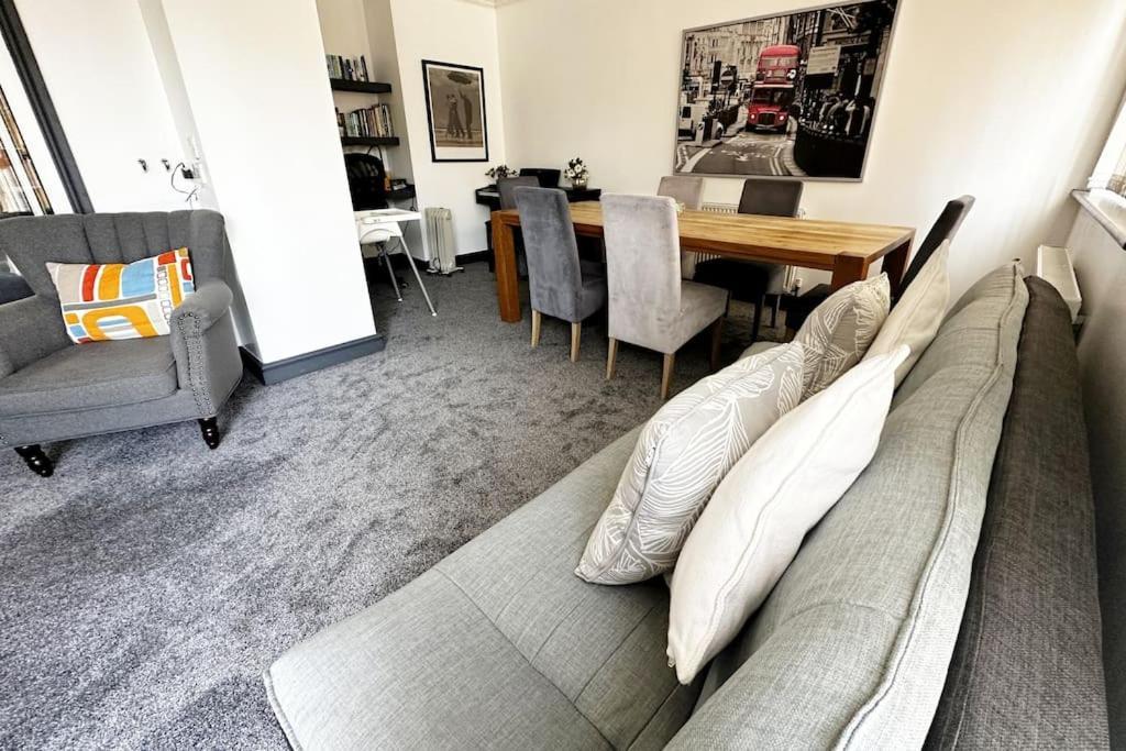 קידלינגטון Green Haven Villa - 4Br Spacious House With Hot Tub, Ample Parking, Air Condition, Wifi, Netflix, Patio & Garden מראה חיצוני תמונה