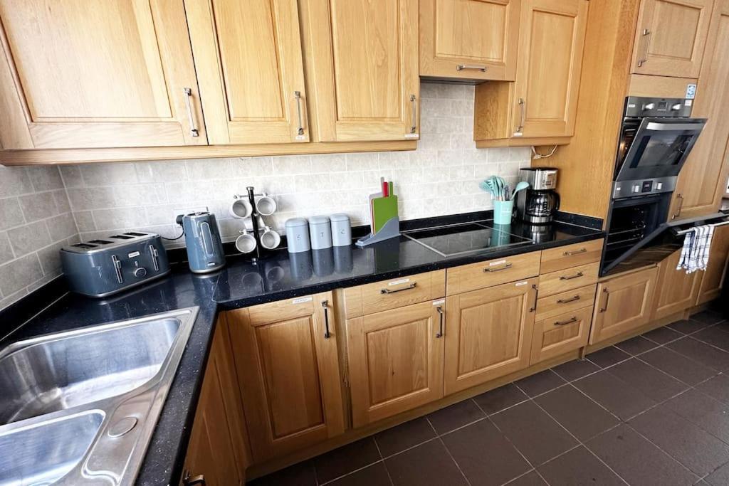 קידלינגטון Green Haven Villa - 4Br Spacious House With Hot Tub, Ample Parking, Air Condition, Wifi, Netflix, Patio & Garden מראה חיצוני תמונה
