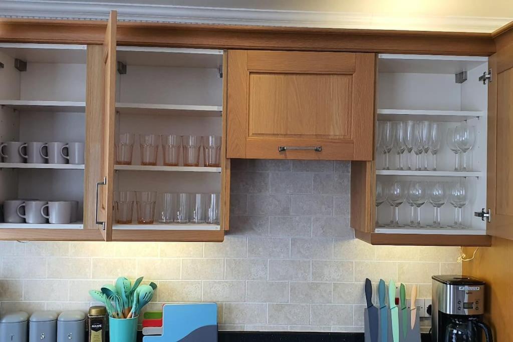 קידלינגטון Green Haven Villa - 4Br Spacious House With Hot Tub, Ample Parking, Air Condition, Wifi, Netflix, Patio & Garden מראה חיצוני תמונה