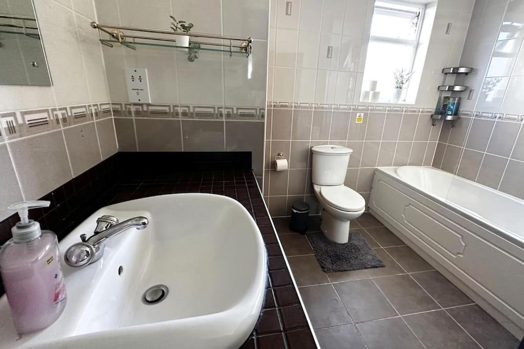 קידלינגטון Green Haven Villa - 4Br Spacious House With Hot Tub, Ample Parking, Air Condition, Wifi, Netflix, Patio & Garden מראה חיצוני תמונה