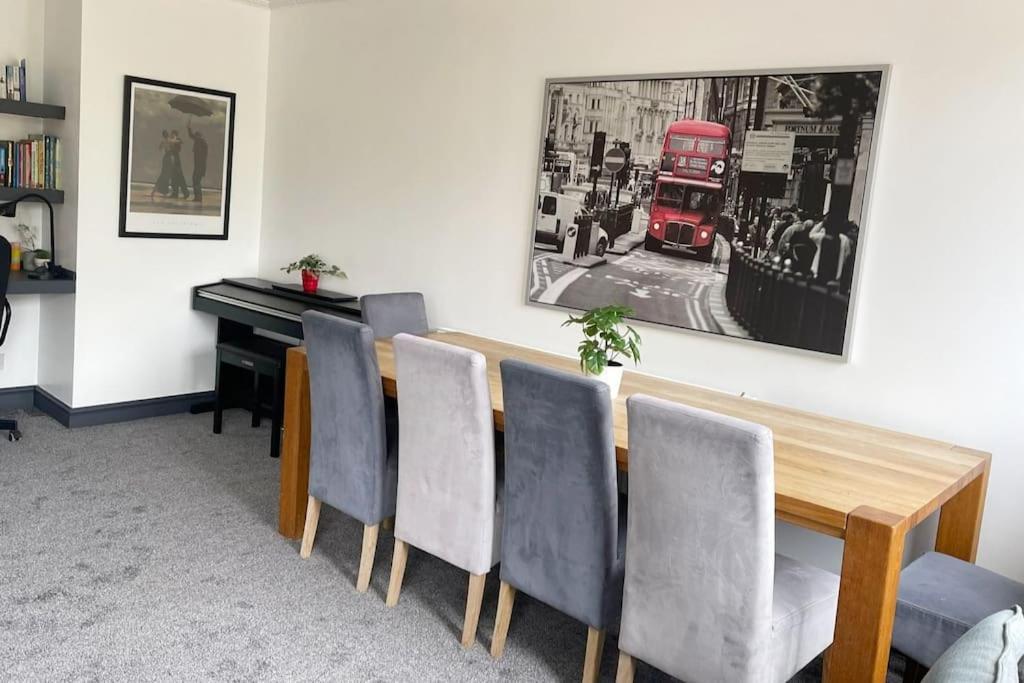 קידלינגטון Green Haven Villa - 4Br Spacious House With Hot Tub, Ample Parking, Air Condition, Wifi, Netflix, Patio & Garden מראה חיצוני תמונה
