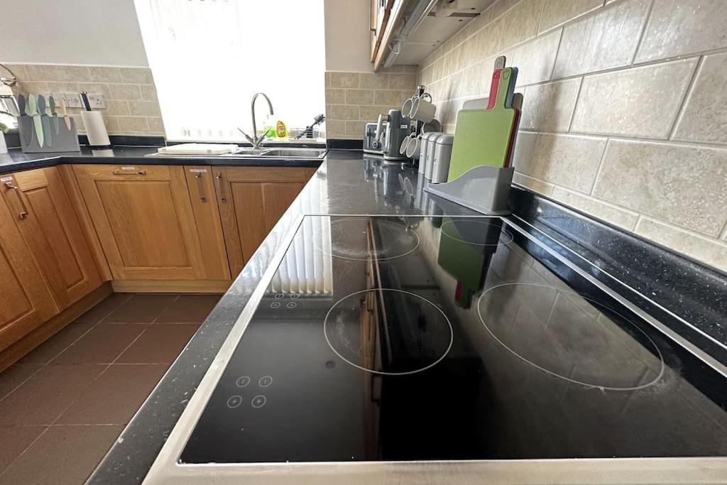 קידלינגטון Green Haven Villa - 4Br Spacious House With Hot Tub, Ample Parking, Air Condition, Wifi, Netflix, Patio & Garden מראה חיצוני תמונה