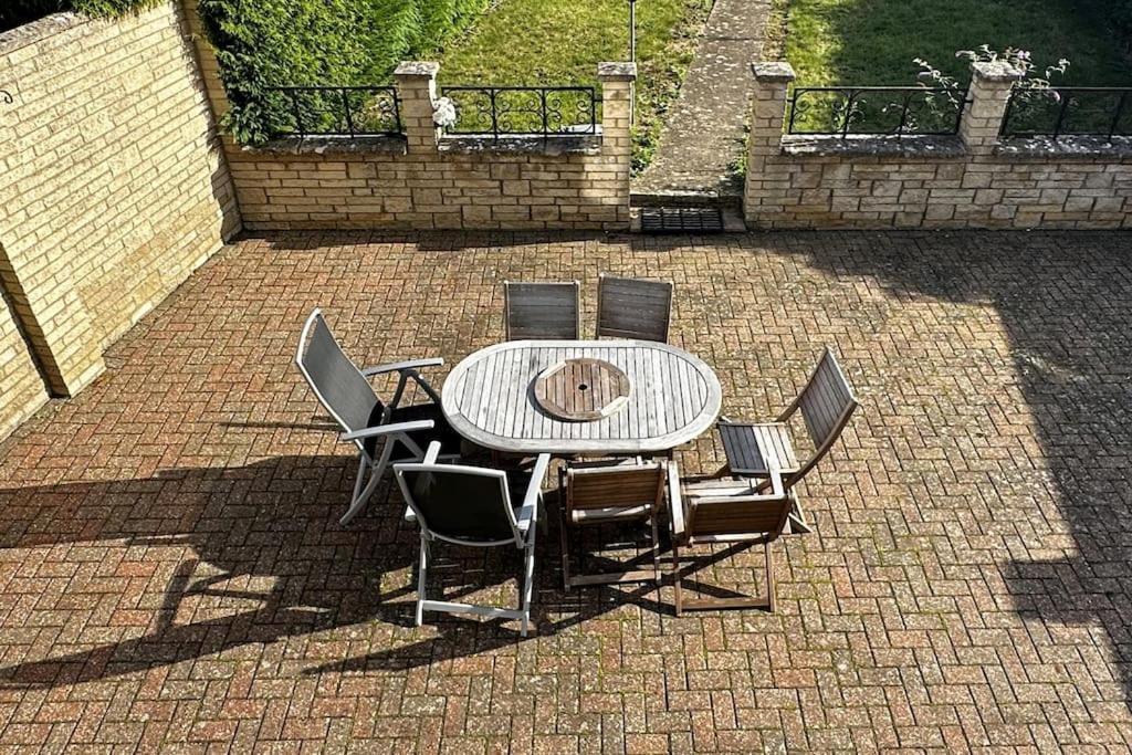 קידלינגטון Green Haven Villa - 4Br Spacious House With Hot Tub, Ample Parking, Air Condition, Wifi, Netflix, Patio & Garden מראה חיצוני תמונה